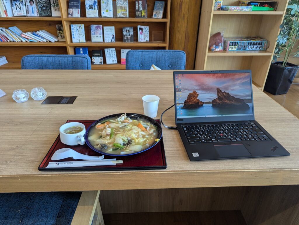 新冠温泉のパソコンスペースでノマドワークとあんかけ海鮮丼