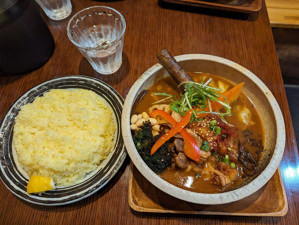 スープカレー専門店「ビリーブ」のカレーとライス