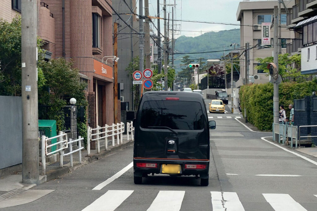 ダイハツハイゼットカーゴ（クロ）の後ろ姿