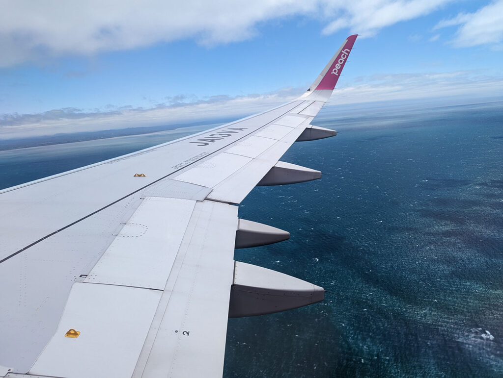 ピーチの飛行機の右翼の写真