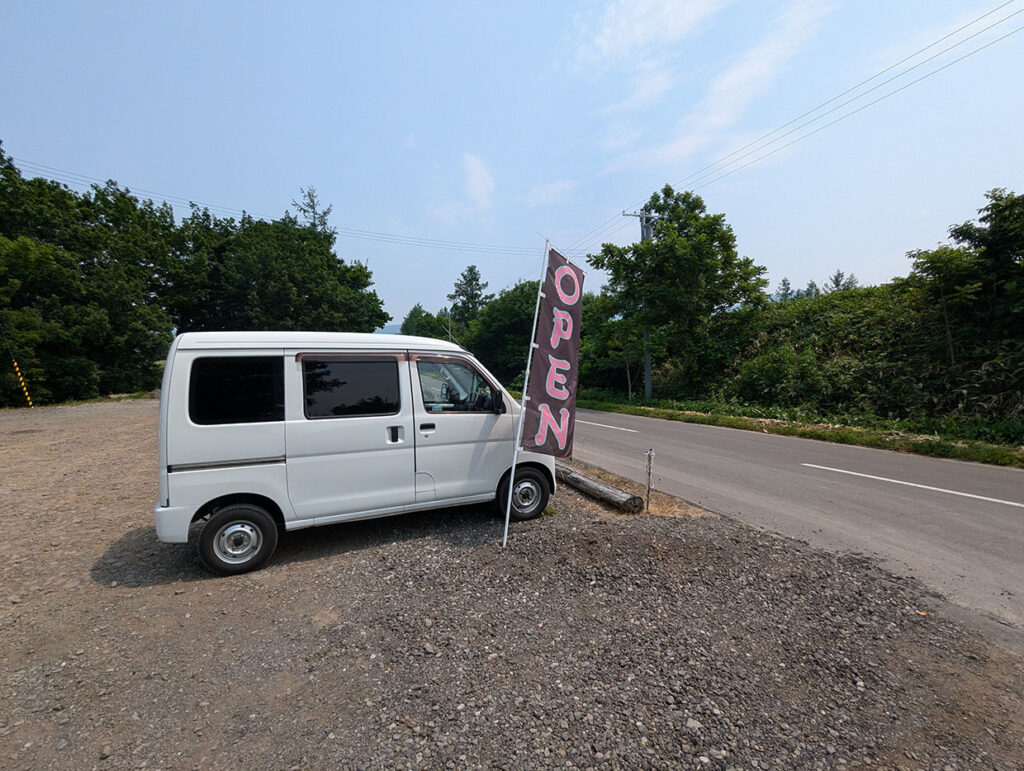 天に続く道の展望台の駐車場とハイゼットカーゴ