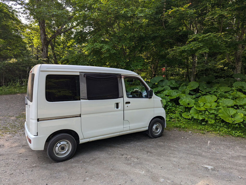 神の子池の駐車場に止めているハイゼット