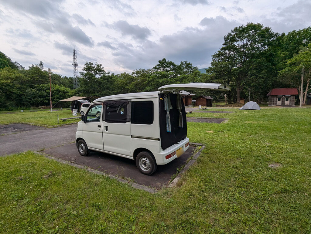 層雲峡オートキャンプ場の駐車スペースに駐車しているハイゼットカーゴ