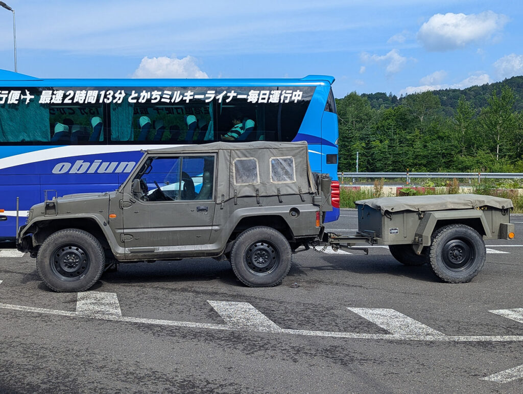 自衛隊のジープとミルキーライナー