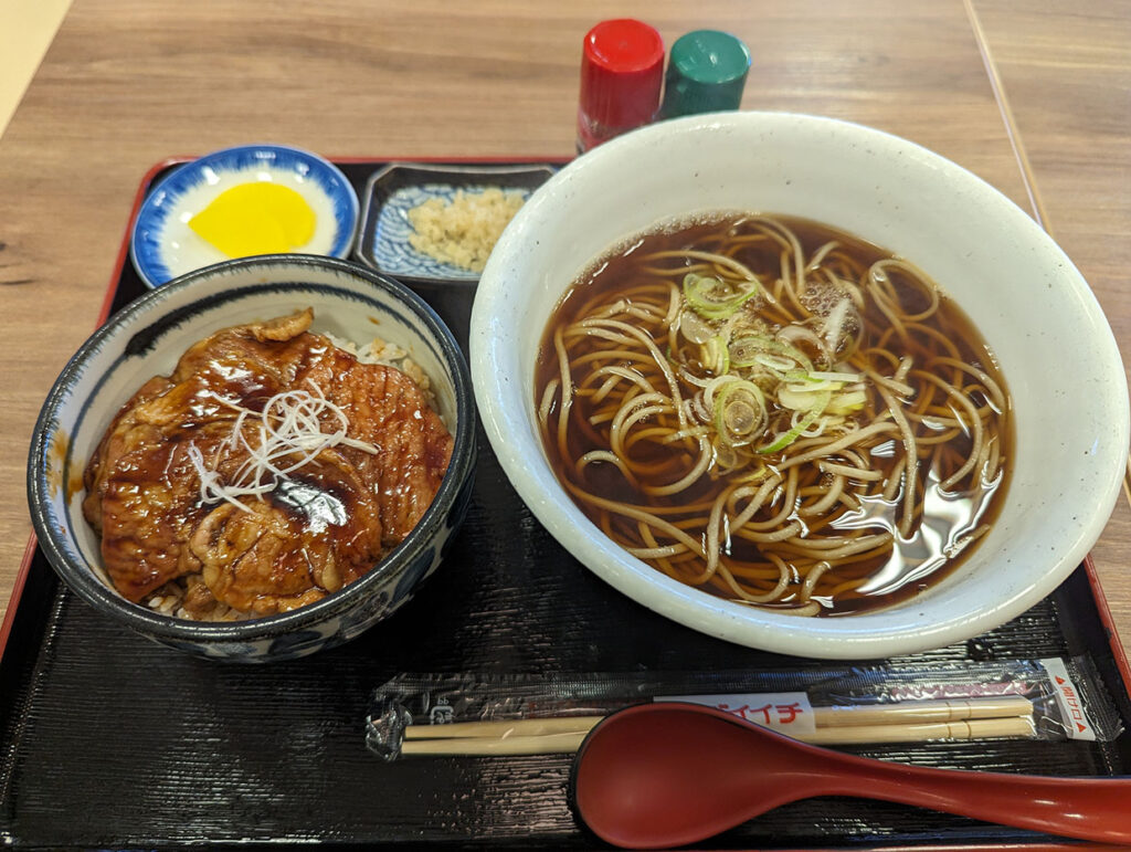 豚丼とそばのセット