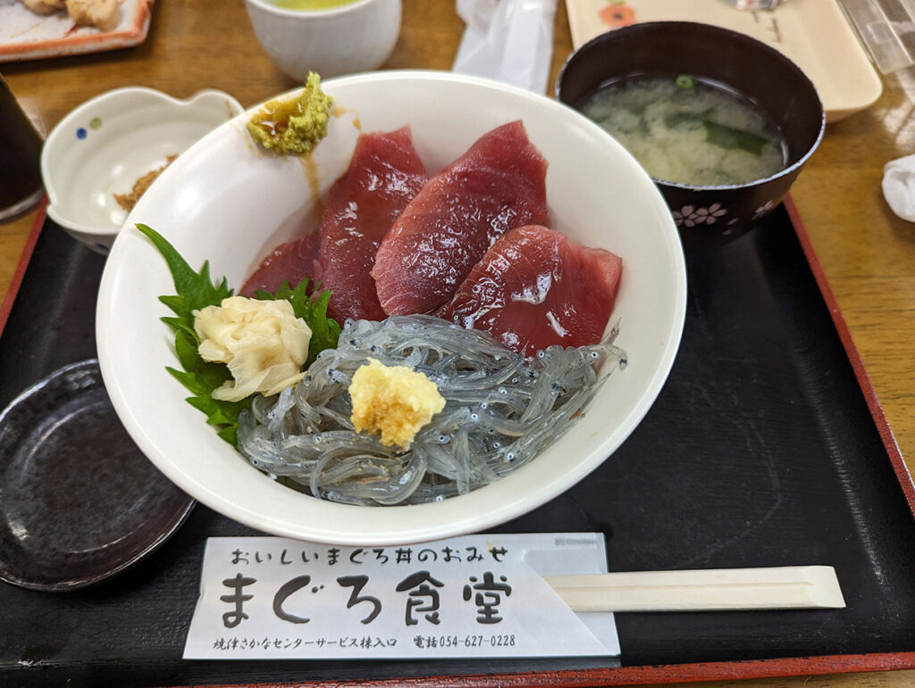 名物の「マグロとシラス丼」