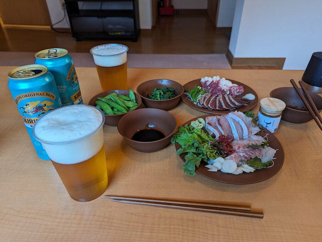 コテージの部屋で夕食