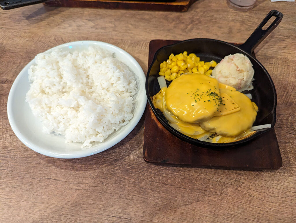 ご飯、チーズハンバーグ。に追加で、、、