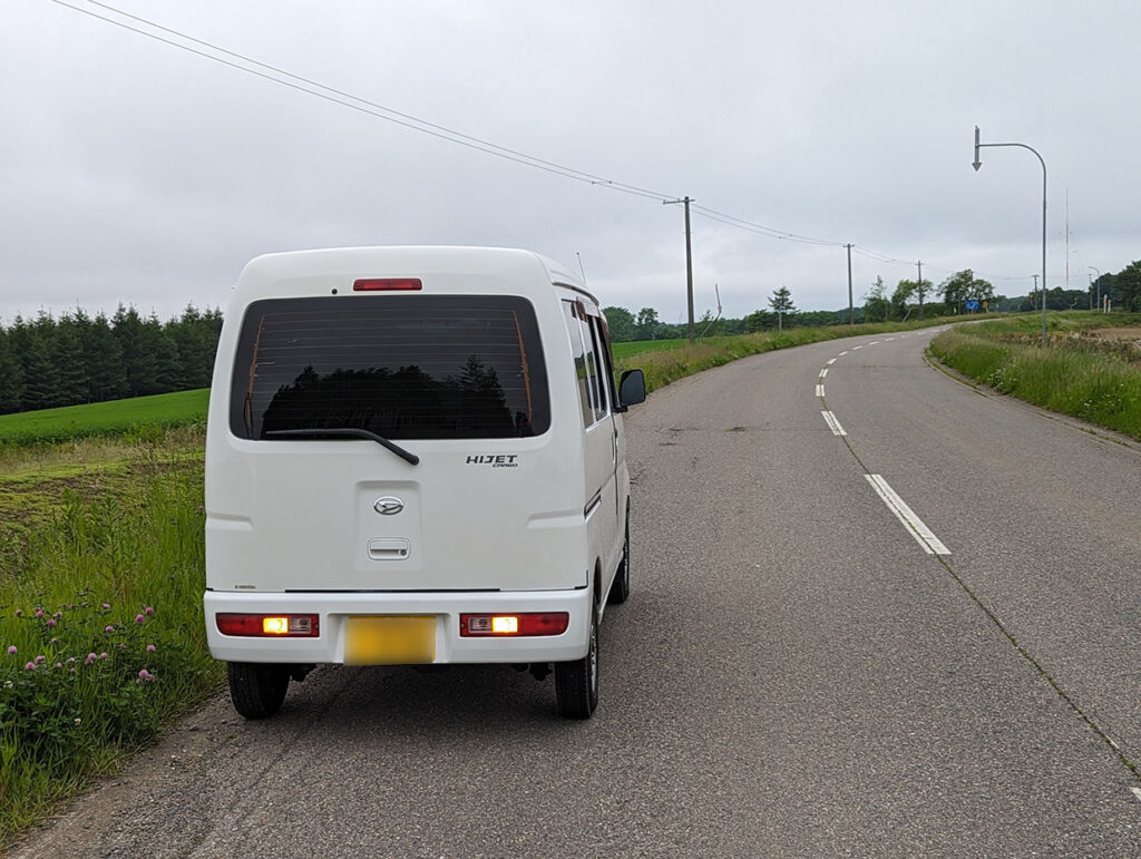 北海道幕別町の道とダイハツハイゼットカーゴ