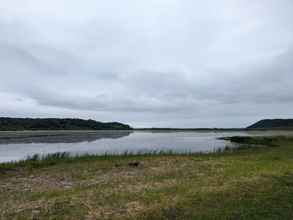 達古武オートキャンプ場の周囲５kmの小さな海跡湖。湿原の沼の面影をそのままに残す湖