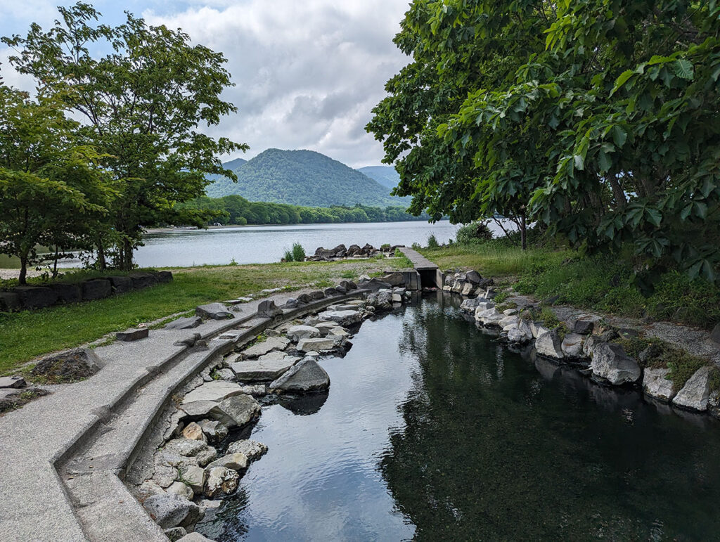 湖畔の一角に位置し、湯船に浸かりながら目の前に広がる屈斜路湖の絶景を堪能できる。