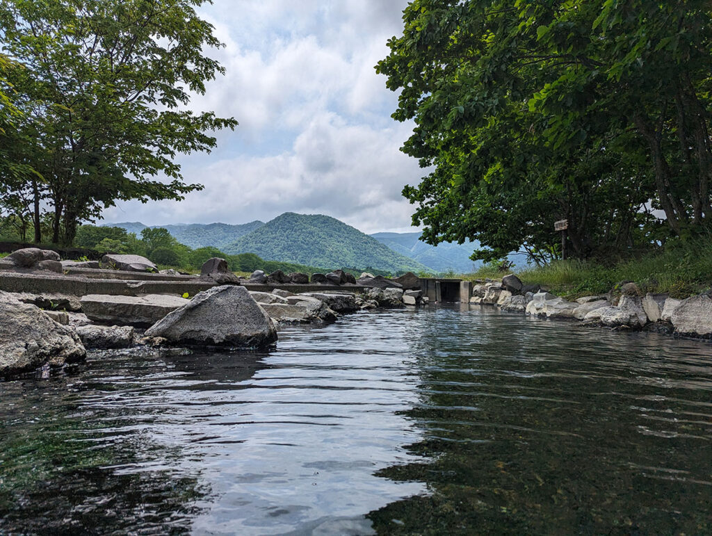 湯船は湖に面しており、まるで湖と一体化しているかのような感覚を味わえるのが特徴だ。