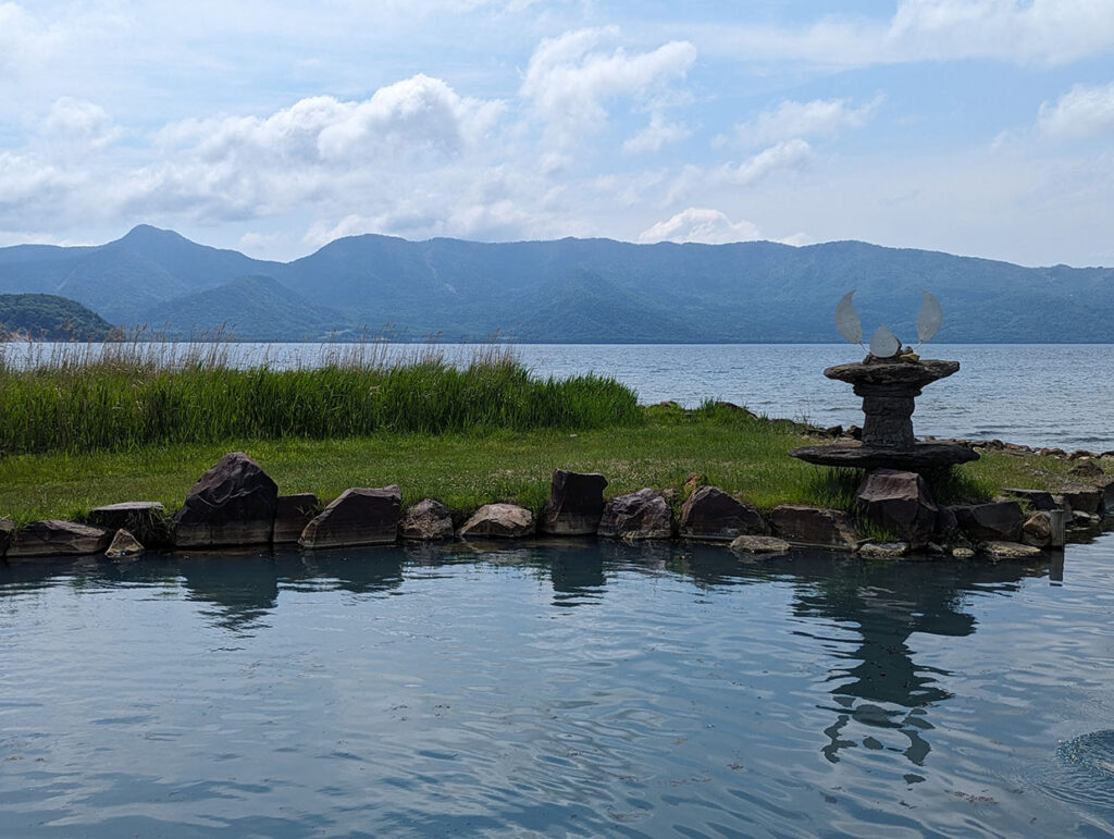 湯船は湖岸から湧き出る温泉を囲んだシンプルで開放感のある造り。