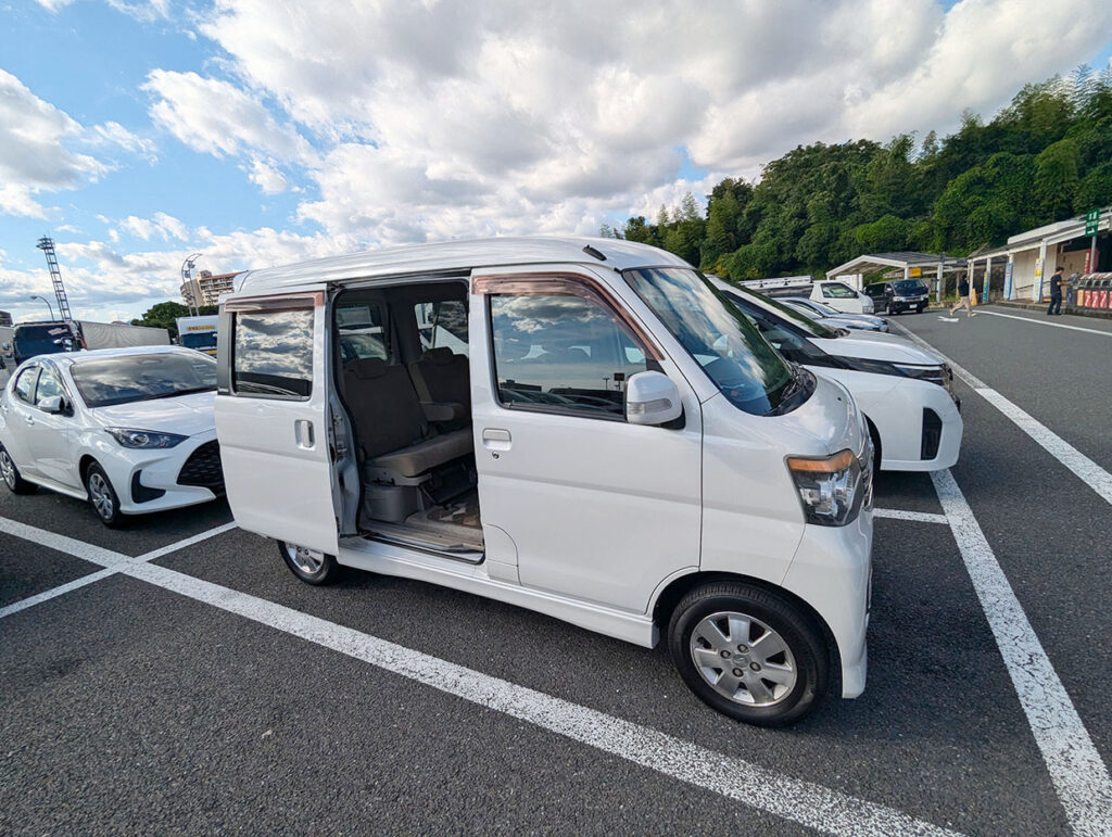 吹田サービスエリアに駐車しているアトレーワゴン