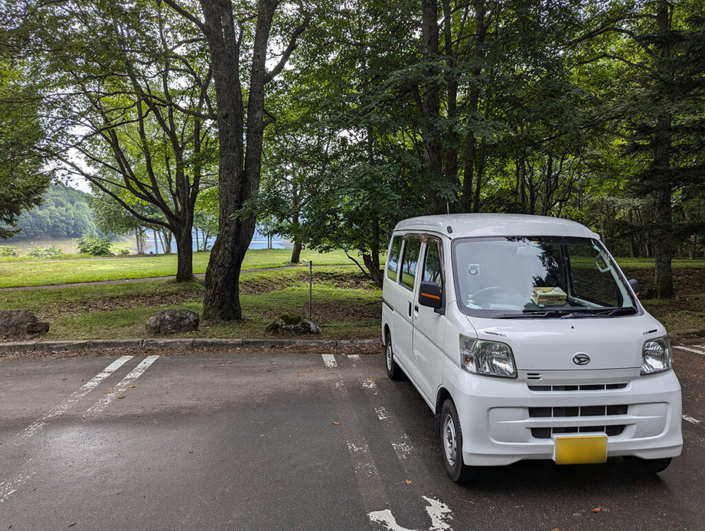 糠平湖糠平湖キャンプ場とダイハツハイゼットカーゴ（シロ）