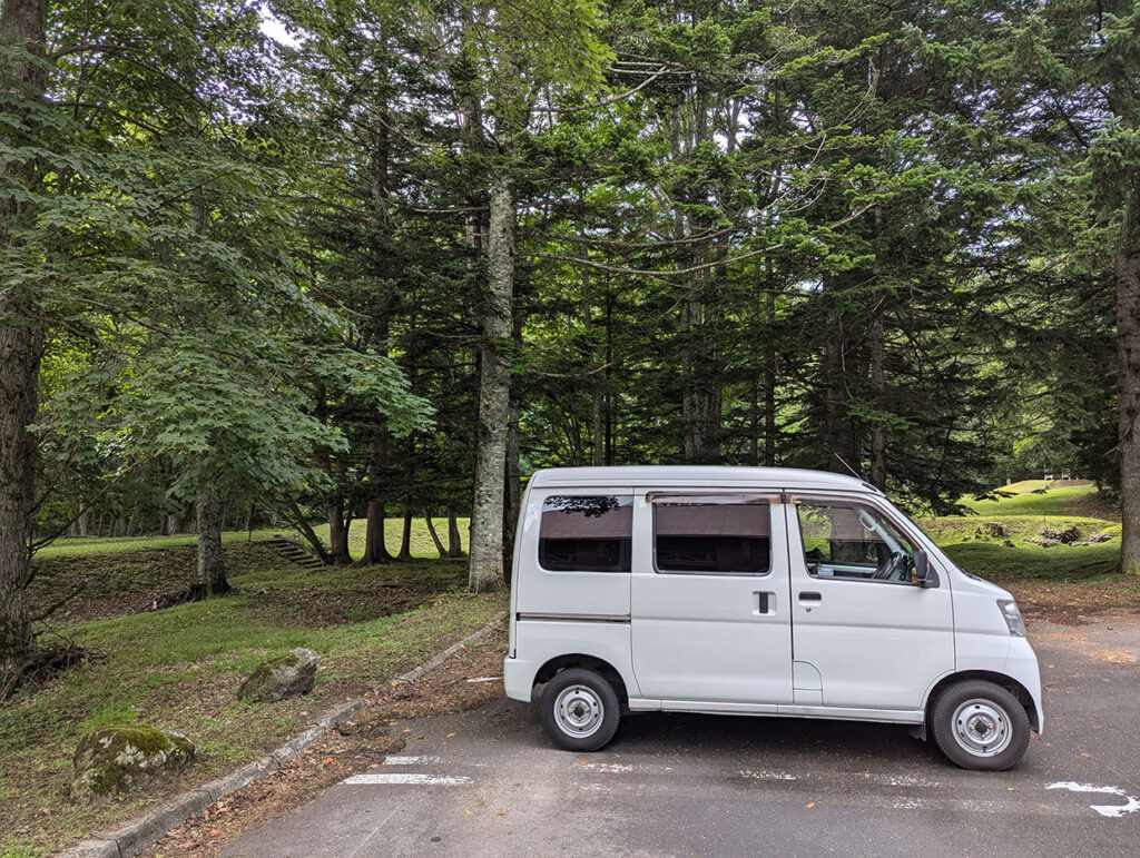 糠平湖（ぬかびらこ）駐車場のダイハツハイゼットカーゴ（シロ）