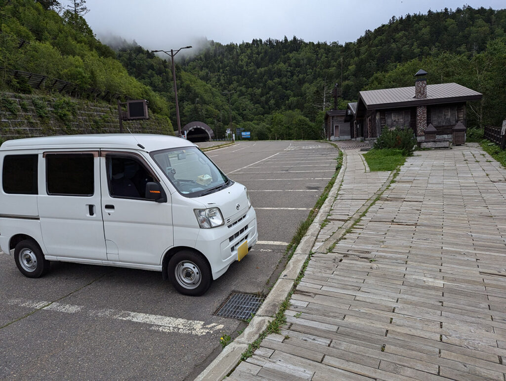 三国峠で駐車するハイゼットカーゴ（シロ）