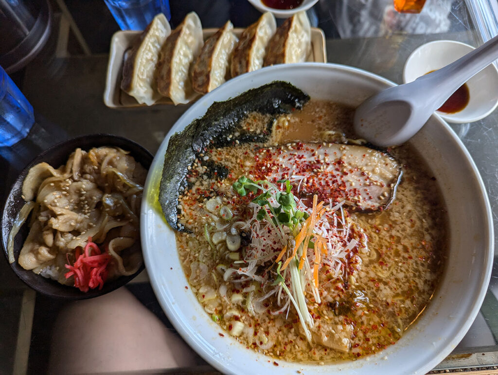 味噌ラーメン、豚丼と餃子