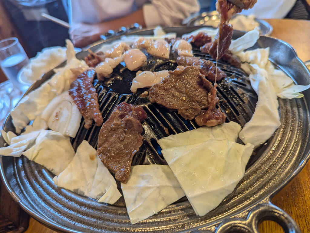 鉄板で肉とキャベツを焼く