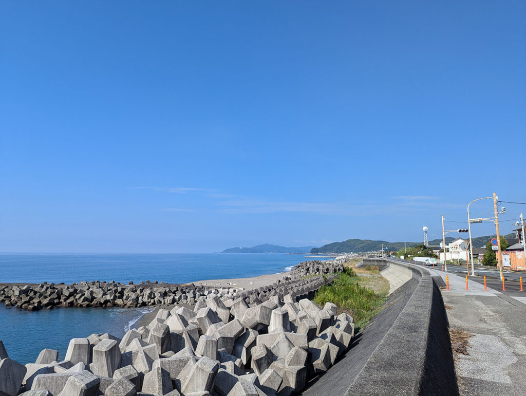 春野赤岡線の海岸線を走る