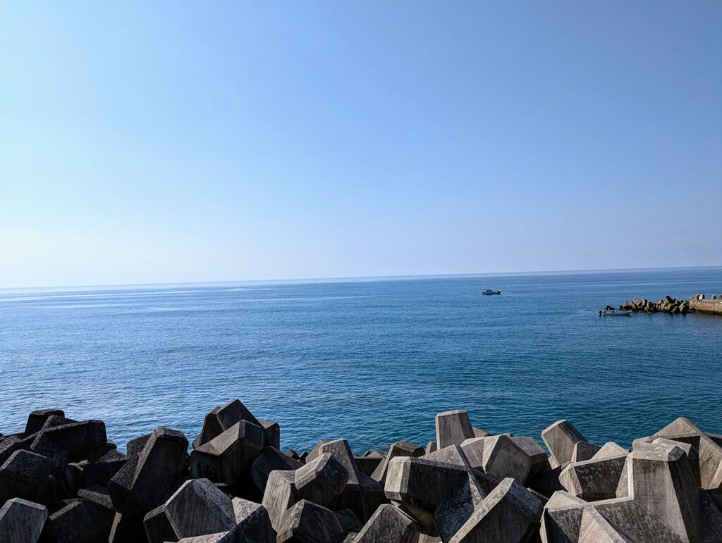 春野赤岡線の海岸線を走る