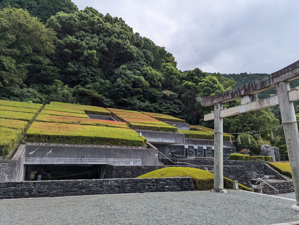 大山積神社からみる別子銅山記念館