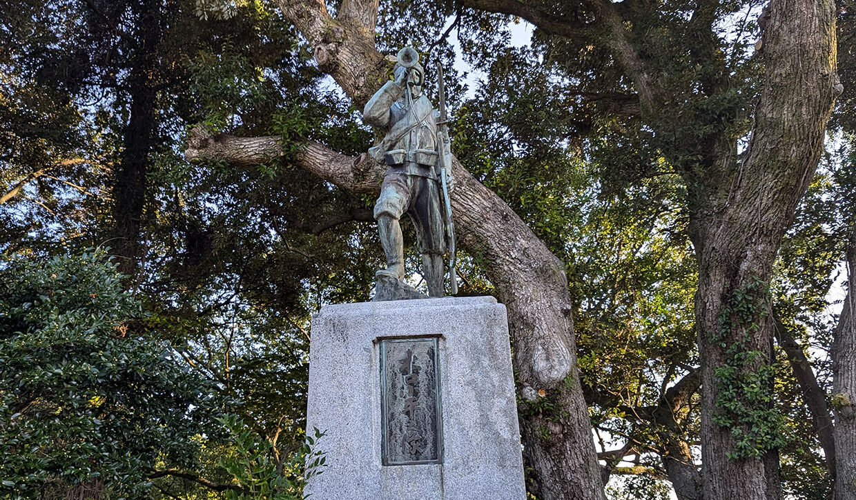 明治二十七年の日清戦役でラッバを口にあてたまま息絶えた歩兵第二十一連隊出身の勇士木口小平の銅像