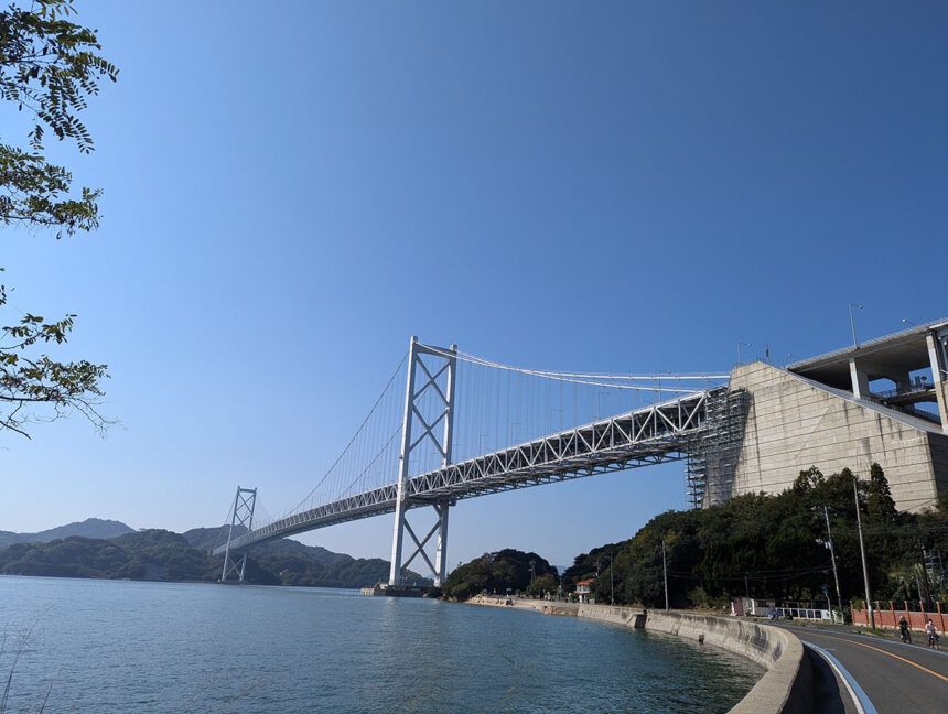 渡船で尾道～向島に向かう　向島大橋