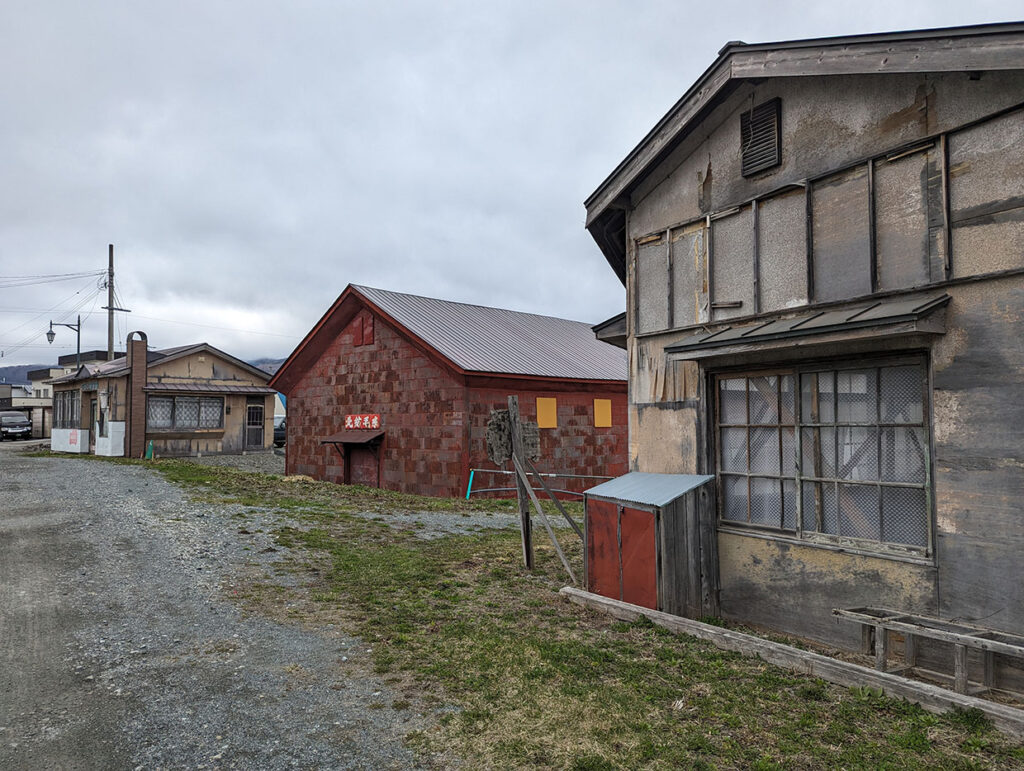 幾寅駅（札舞駅）ぽっぽやロケ地　小屋と赤い倉庫とひらた理容店