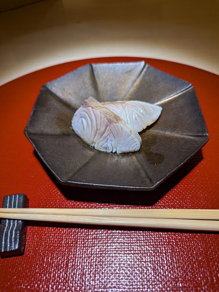 炙り白身の刺身。うっすらと焼き目をつけた繊細な一皿