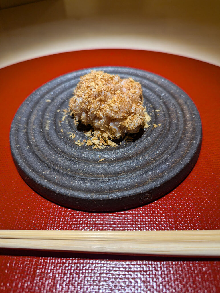 弐ノ蔵の白子料理。炙り白子に削り節を散らした贅沢なひと皿