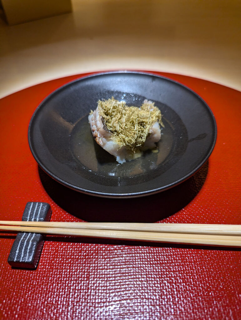 炙りタコの身にたっぷりととろろ昆布がのった一皿