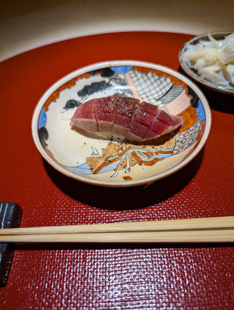 香ばしく炙ったマグロにスパイスを効かせた創作寿司