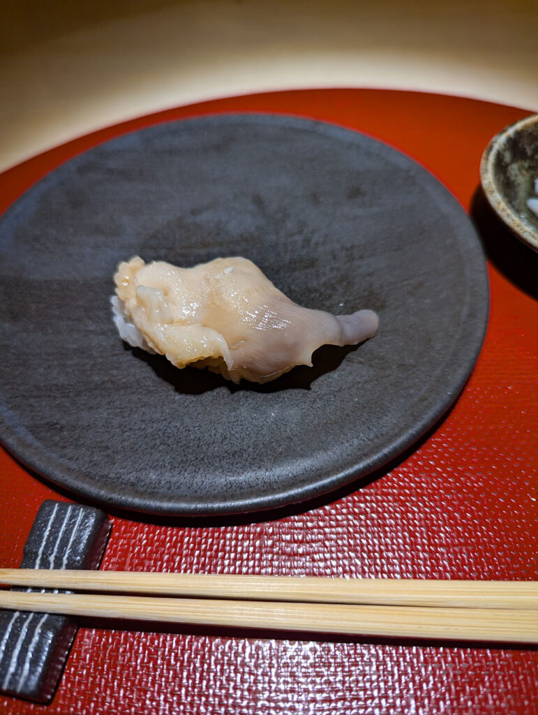 コリコリとした食感が魅力の赤貝の握り