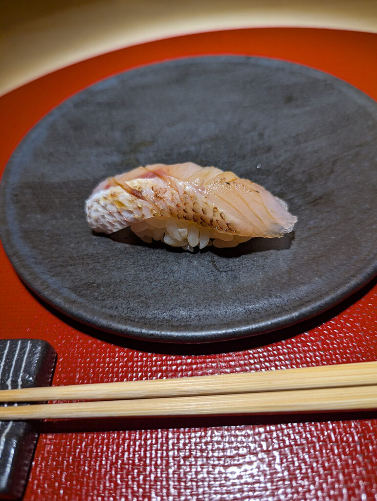 炙った白身魚の香ばしさが立つ握り