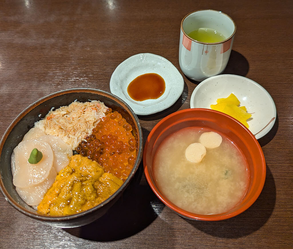 ウニ・イクラ・カニ・ホタテの4色丼