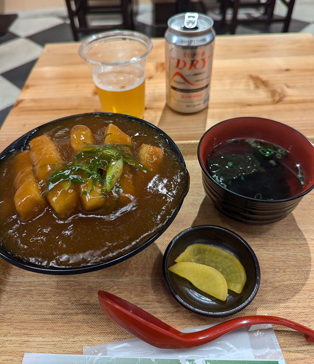 「たけふく」でカツカレー丼大とビール