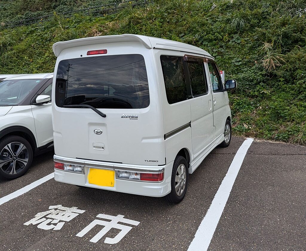 徳市の駐車場とアトレーワゴン