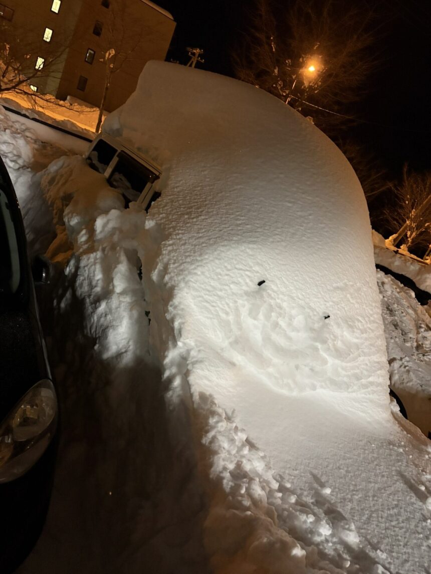 雪に埋もれたハイゼットカーゴ