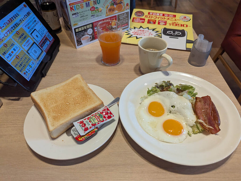 ガストのモーニングプレート（目玉焼き・ベーコン・トースト）とドリンクバーの朝食セット