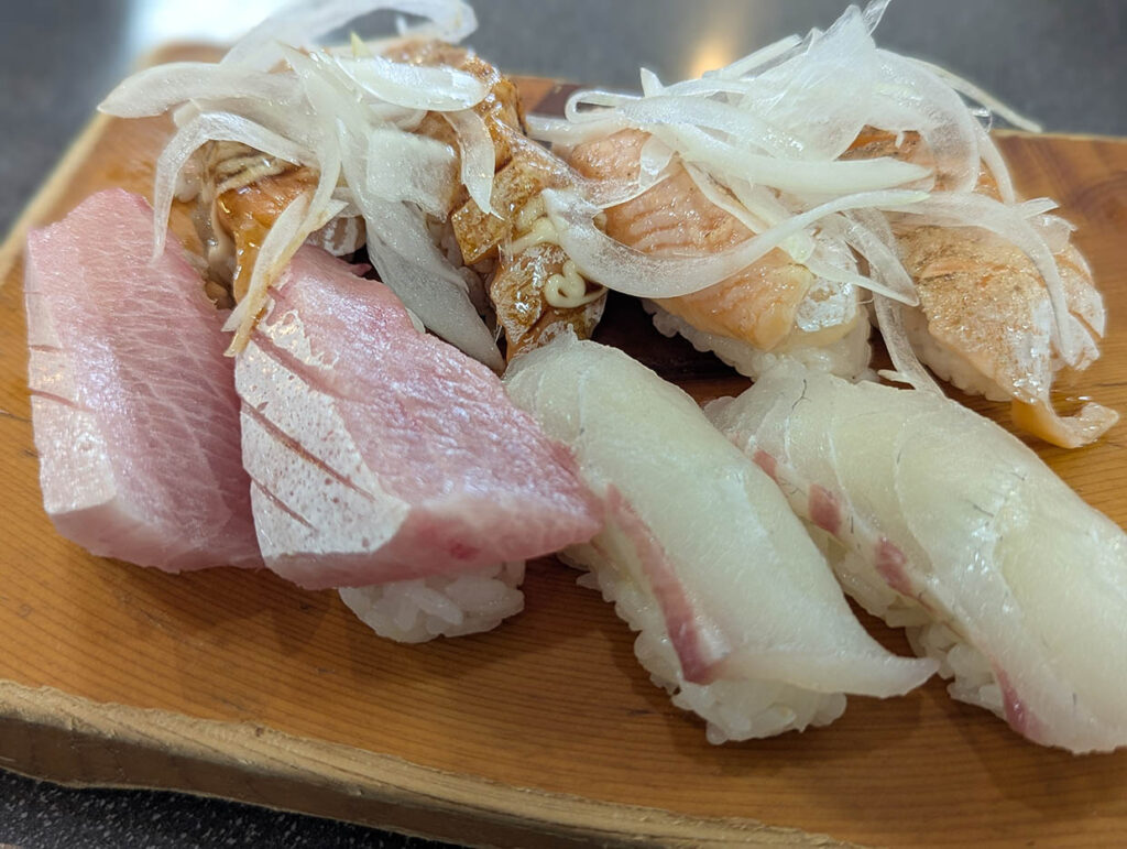 厚切りのネタがのった握り寿司の盛り合わせ（トロ・白身・炙り）