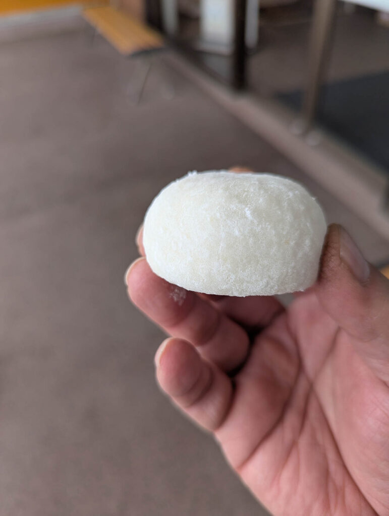 手に持たれた、雪のように白いあんバター大福