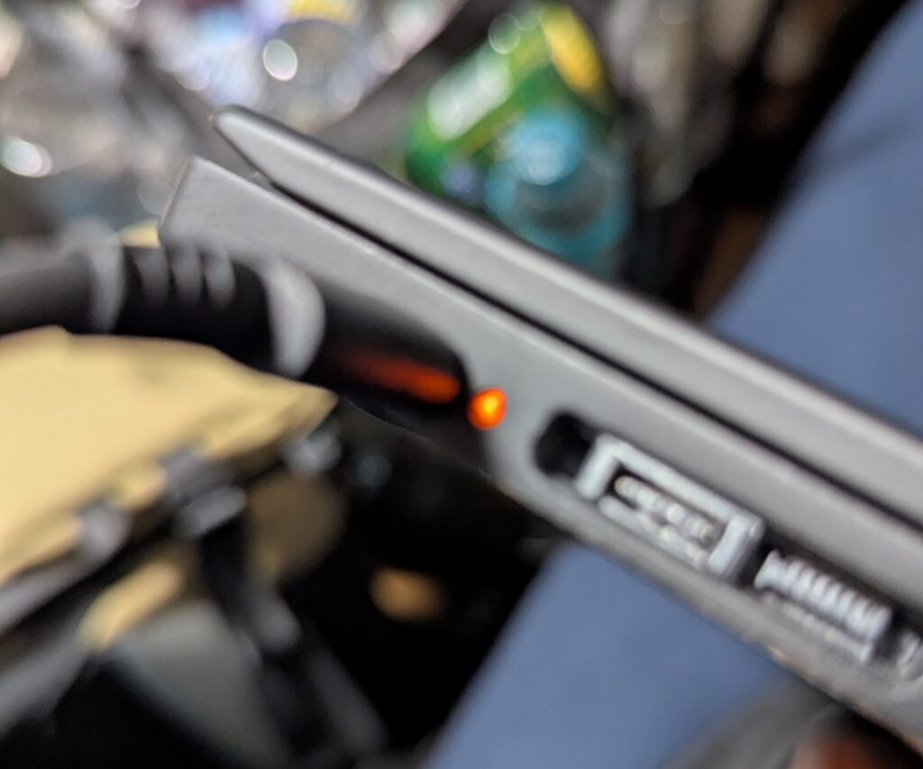 パソコンの充電ランプが点灯