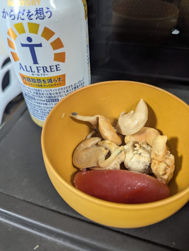 ホタテ子やたらこを盛り付けた小鉢と、サントリーのノンアルコールビール「オールフリー」。