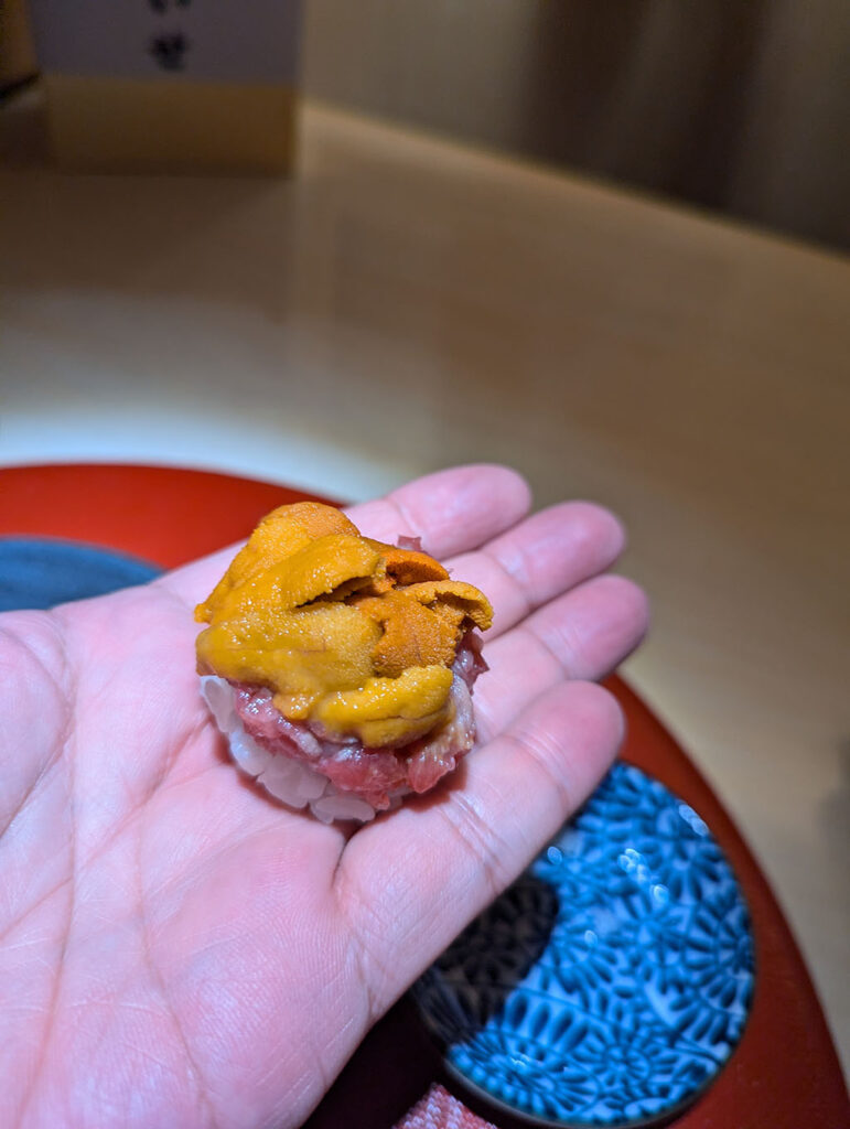 中トロの上に濃厚なウニを重ねた贅沢な一貫
