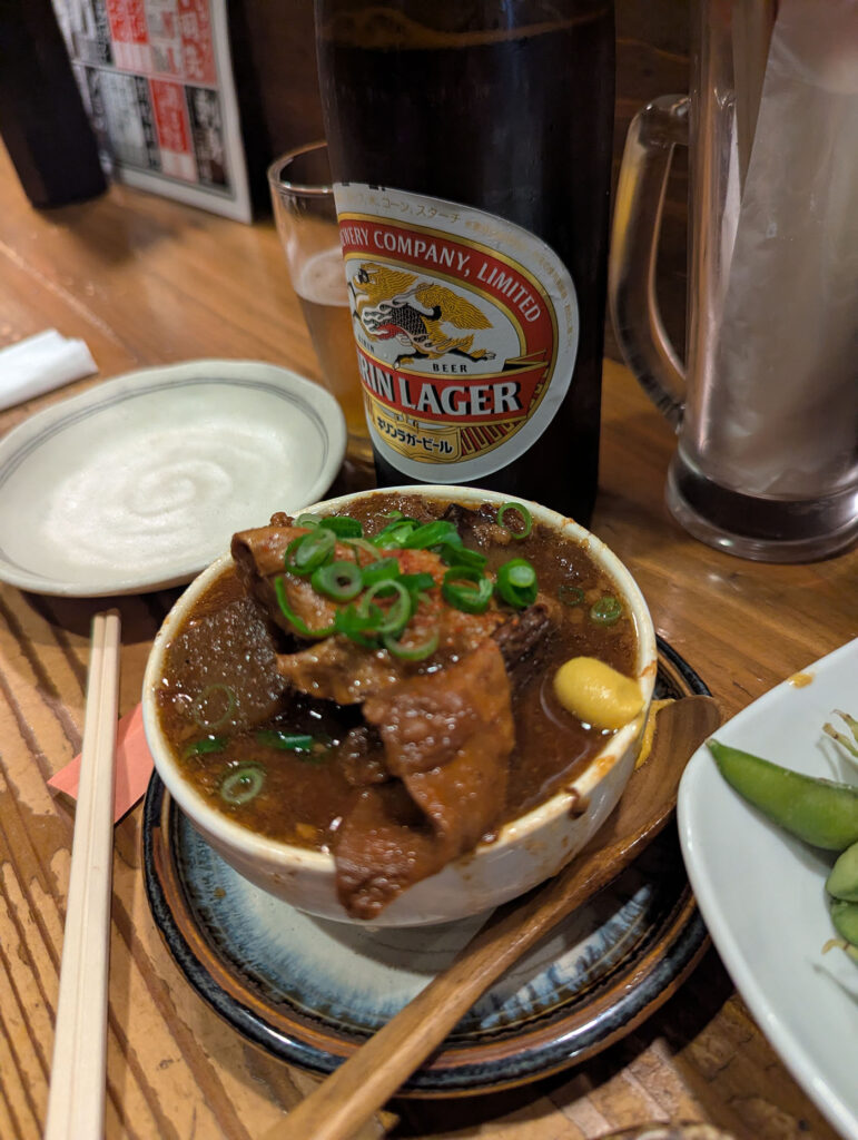 高松市の居酒屋で提供された味噌煮込み風もつ煮とキリンクラシックラガーの瓶ビール