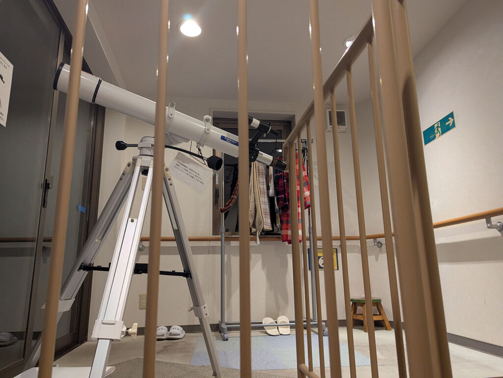 新冠温泉の展望テラスの前に設置された望遠鏡。貸出可能だが手続きが必要か?