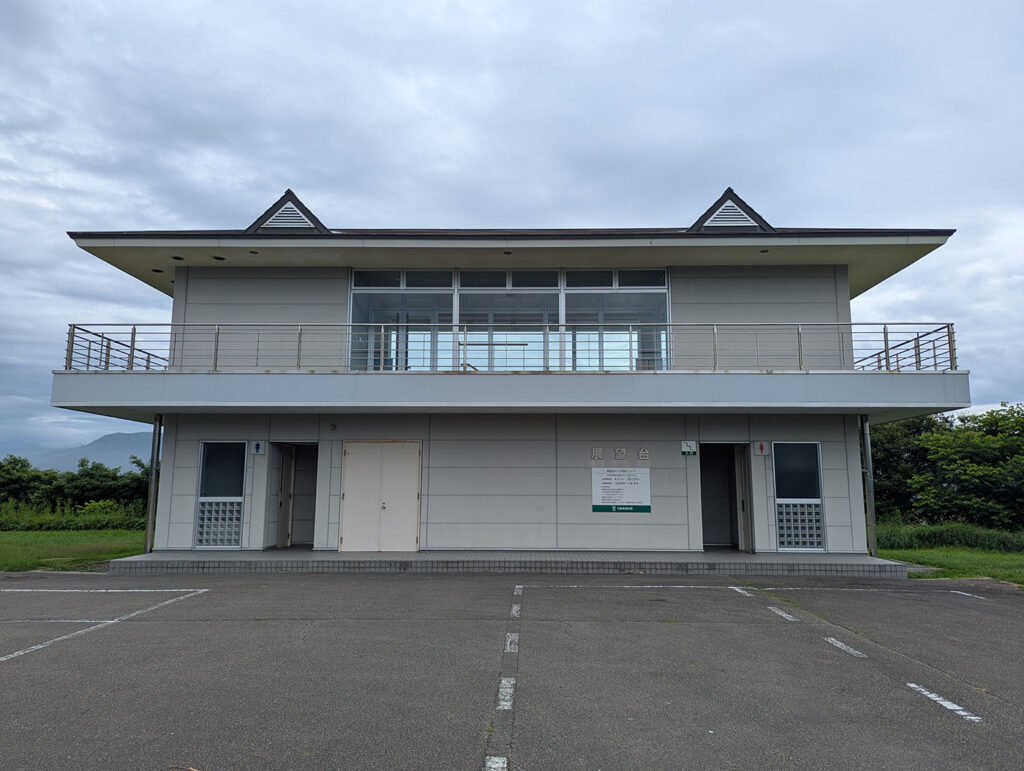 JRA日高育成牧場の展望台外観。トイレと案内板も設置されているモダンな建物。