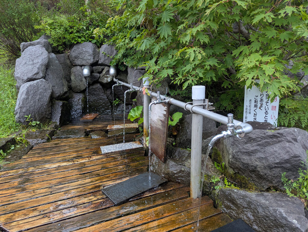 翠明橋公園にある湧き水の取水場