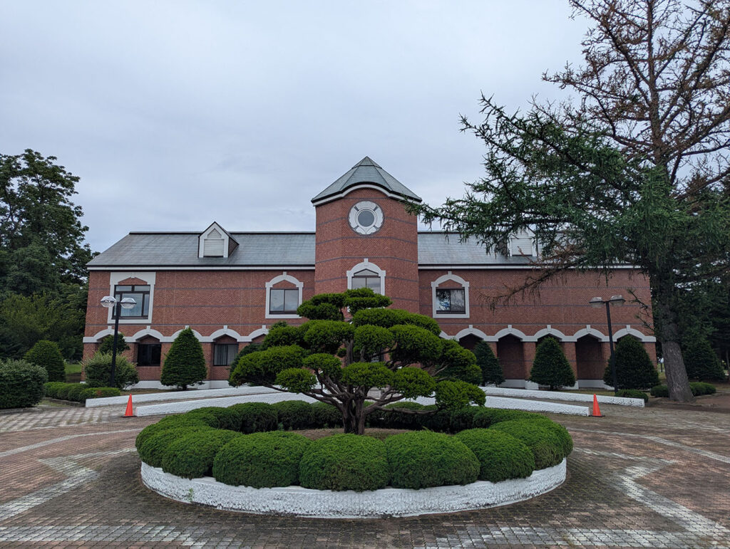 帯広市にある日本甜菜製糖のビート資料館の外観。赤レンガ調の落ち着いた建物で、中央にはシンボリックな時計塔がある。